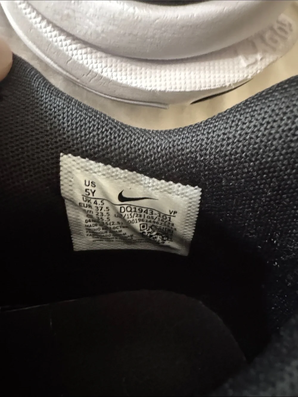 Nike Giannis Shoes Size 5Y